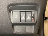 リアドアは乗り降りに便利な両側電動スライドドアです。また運転席に座っていながらスイッチ操作で自在にスライドドアを開け閉めできます。またHondaセンシング用のVSA解除スイッチを右側に装備しています。