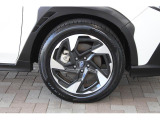 タイヤサイズは225/55R18 純正アルミホイール装着です!
