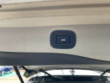 インテリジェントキーを携帯していれば、両手が荷物でふさがっていてもバックドアが開くハンズフリー機能を搭載したオートバックドア装備。