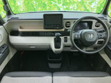 運転席まわりは、前方へ広がる視界と見通しのよいレイアウトが特徴です。シートは明るい色合いでまとめられ、運転する方も助手席の方も落ち着いて過ごせる空間です。