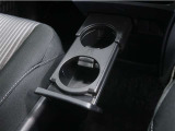 ドリンクホルダー付きです。ドリンクホルダーとしては勿論、スマホや長財布を収納することだって出来ますよ。