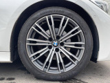 BMWならではの卓越した走りを支えるホイールと足回りです!日本車の走りに慣れている方にもぜひ体感して頂きたいほど、高いレベルでまとまっています!純正18インチアルミホイール。
