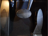 【ペダル】MINIはオルガン式アクセルペダルを採用しています。踏み込む足とペダルが同じ軌跡を描くため、かかとがずれにくく、アクセルコントロールがよりしやすくなるメリットがあります。