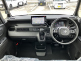運転席まわりは前方の見通しがよく、メーターやナビ画面も視界に収まる配置です。助手席側まで広がるダッシュボードで、前席からの移動や乗り降りもしやすい印象です。