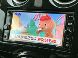 停車中には、お気に入りの番組や映像を楽しめます。長距離ドライブのお供に最適。家族での移動も飽きさせません。