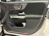 【メモリー付きパワーシート】3名までのシートポジションを記憶できるパワーシート!運転席のみ、ドアミラー・ステアリング位置も記憶可能です。高速道路などでの、運転交代時などに便利な機能です☆