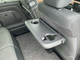 【後席専用テーブル】  テーブルが付いておりますので、遠方へのお出かけの際には大活躍ですね♪