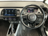 【ハンドル】運転にかかわる様々な操作を安全に行えるように視点移動が少なく操作性に配慮されたスイッチ類が凝縮されたコックピットです。