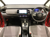 車内は光触媒抗菌消臭施工済です。インパネ周りはスタイリッシュなデザインで機能や装備も充実しています。グローブボックスやカップホルダーのほかにトレーなどたくさんの収納スペースが付いています。