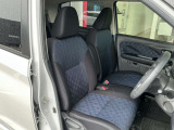運転席もゆったりとお座り頂けます。