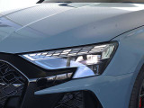 必要な場所を正確に照らすマトリクスLEDヘッドライトの機能と美しさ、LEDをストライプのように並べたウイング形状のデイタイムランニングライトは、美しく、昼間走行中の識別性を高めるAudiオリジナルのアイデアです
