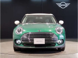 MINIのフロントグリルのデザインはイギリスで生まれた当初から、シルバーのサイドバーが折り重なった伝統的なデザインで御座います。その伝統はBMWのお車になってからでも少しずつ形を変えて守られております