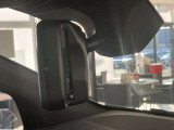 【ETC機能付防眩ミラー】BMWのルームミラーは、ETCと一体型でございます。ミラーは防眩機能付きですので、後方車両のヘッドライトの明かりをカット致します。