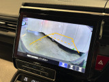 バックカメラを装備!後退時にナビ画面へ車両後方の映像を表示し、目視では確認しにくい場所の安全確認をサポート。狭い駐車場での車庫入れや縦列駐車にも役立つ、嬉しい装備です。