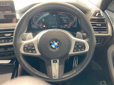 操作性に優れたステアリングは、BMWの走りを支える大事な部品です。オーディオやハンズフリー通話、クルーズコントロール関連の操作もこちらに集約されています。