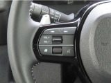 【オーディオの切り替えスイッチ】運転中もナビを触ることなくソース選択やボリュームの調節などができます。【ハンズフリーテレホンの操作スイッチ】運転中、突然の着信が来てもスマホを見ずに電話応対ができます。