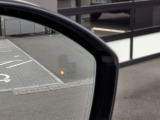 【ブラインドスポットモニター】車外にいる車をいち早く検知し、ドライバ―に知らせるシステムです。
