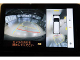 パノラミックビューモニター付きです。車両を上から見たような映像をディスプレイ画面上に表示。運転席からの目視だけでは見にくい、車両周辺の状況をリアルタイムでしっかり確認できます。