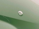 死角になりやすい左右後方の障害物をブザー音で知らせてくれるリヤコーナーセンサー搭載