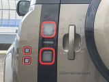 【LEDテールライト】後方車からの視認性も良く、誰が見てもDEFENDERだと一目でわかるデザインに仕上がっています。