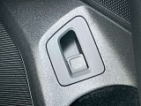 スマートオープン機能付電動リヤゲート装備、手荷物でボタン操作が出来ないときもリヤバンパー下部のセンサー部に足をかざすと自動でオープンします。