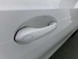 コンフォートアクセス装備です。ドアハンドルに触れてドアの開閉が可能です。