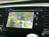 停車時に映像やテレビを視聴できる画面を備えています。画面には地図表示もあり、休憩時間に映像を楽しむほか、行き先や周辺の位置を確認したいときにも活用できる装備です。