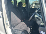 【運転席】座り心地が良いシートなので長時間の運転でも快適にお過ごしいただけます。新品のフロアマットのご注文も可能です。掲載箇所以外にご希望の写真がございましたらお気軽にお問い合わせ下さい。