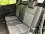 後席には横並びのシートとヘッドレストが備わり、乗員それぞれが座りやすい空間です。窓からの明るさも感じられ、前席との距離にもゆとりがあります。ご家族での移動にも使いやすい室内です。