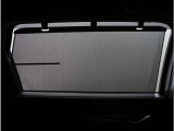【ロールシェード】日差しや車外からの光が眩しいときにサッと引き出して使えるロール格納タイプのサンシェードを装備。後席に乗ったお子様がウトウトしだした時など、是非ご活用ください。