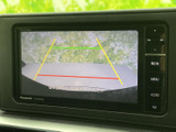 後方の様子をモニターで確認でき、駐車時や車庫入れの際に周囲を把握する助けになります。画面には進行方向の目安となるガイド線も表示され、後退時の確認に便利です。