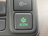 ECONスイッチを押すと・・・運転の仕方によるロスを抑え込み、燃費をよくするようクルマが頑張ります!他にも、エアコンの風量を抑えて、エンジン負担を軽減したりと幅広く活躍します!