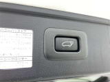 電動式バックドアです。 荷物を持ったままでもボタン一つで自動的に開け閉めできるので便利ですよ。 挟み込み防止機能も付いていますのでお子様の手や荷物を挟み込むのを防いでくれますよ。