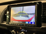 リバースギアに入れるだけで後方の表示へ切り替わります。夜間や雨の日の駐車も楽になりますよ。