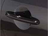 MINIの分厚いドアは、もしもの時にも搭乗者を守ってくれます。