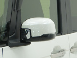 ◆ドアミラーウインカー◆ドアミラーにウインカーを装備しています。対向車に自身の進行方向を合図し安全に運転できます。