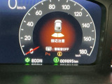 周囲の障害物に近づくと、ブザーでお知らせして衝突回避をサポートします。駐車時や狭い道での走行の際に便利です。