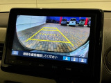 リバースギアに入れるだけで後方の表示へ切り替わります。夜間や雨の日の駐車も楽になりますよ。