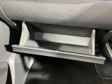 車検証など入れれるグローボックス★車検証はもちろん急な雨に備えて折りたたみ傘を収納するのもオススメです★