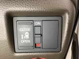 左側電動スライドドアは運転席からでも操作ができるように、ハンドル付近に開閉の操作スイッチが付いています。