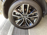 純正アルミホイールです。足元が引き立つので、車全体のイメージがアップしますよ!