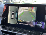 自車を真上から見下ろすように映し出すので周囲の状況が分かるアラウンドビューモニター搭載。フロントカメラとしても使用できます。車庫入れなど苦手な人の頼りになる助っ人です。