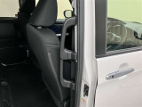 2列目シートに乗り込みやすいアシストグリップ付きです。