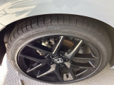 純正アルミホイールです。足元が引き立つので、車全体のイメージがアップしますよ!