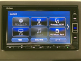 オーディオソースを画面上で選べる構成で、項目が見やすく整理されています。音楽やテレビなど用途に合わせて選択しやすく、日常の車内でも迷いにくい操作環境です。