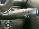 直感的な操作で、安全な車線変更をサポートします。視認性の高いインジケーターで、周囲への合図を明確に伝えます。