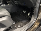 すっきりとした足元は運転のしやすさを向上させてくれそうですね☆