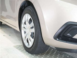 ◆純正ホイール装着車◆シンプルなデザインのホイールキャップ付きです。