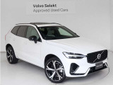 Volvo Cars appで車にリモートアクセスして、空調機能の操作や車の施錠・開錠、ソフトウェア更新などが可能です。エアコンやシートヒーターを操作して、出発前に車内を快適な温度に整えられます。