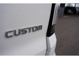 「CUSTOM」のロゴがさりげないアクセントに!N-BOXカスタムならではのスタイリッシュなデザインが、後ろ姿を引き締めます♪